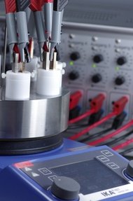 Up to eight different experiments can be simultaneously performed in this screening electrolyzer. Each small plastic cup houses two electrodes.