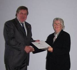 Dekan Prof. Hofmeister überreicht Frau Prof. Duncan die Ehrendoktorurkunde