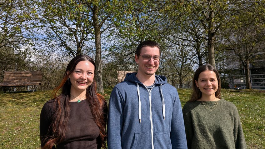 MPGC doctoral researchers Lisa Förch, Julian Schröder, and Lena Li (from left to right) represent the interdisciplinary and cross-institutional training at the heart of the MPGC. MPGC doctoral researchers Lisa Förch, Julian Schröder, and Lena Li (from left to right) represent the interdisciplinary and cross-institutional training at the heart of the MPGC.