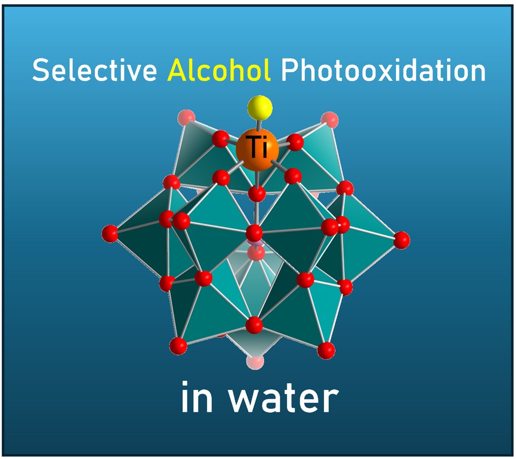 Molecular models for sustainable photocatalysis in water